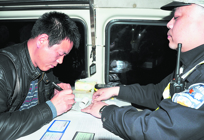 酒后驾车被扣12分 长沙交警半小时抓7名酒驾者