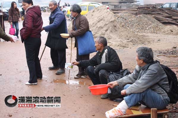 观音生日香客挤着烧香 乞丐拦在路口抢生意(