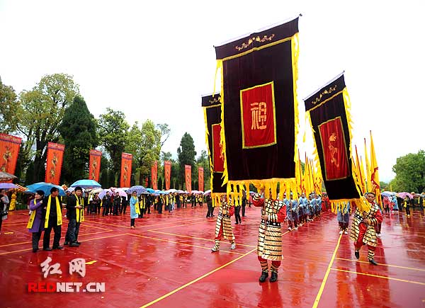 祭奠神农氏炎帝的队伍庄重地走进祭祀现场。