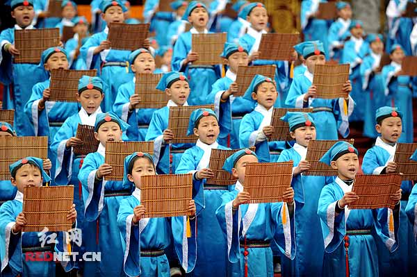 100名童子开始齐声朗诵《炎帝颂》。