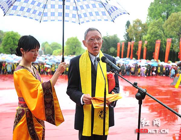 湖南省政协原副主席、中科院院士、湖南省旅游学会首席专家姚守拙恭读祭文。