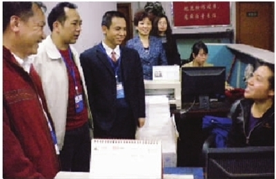 湖南推广工会主席职业化试点 帮职工维权不手