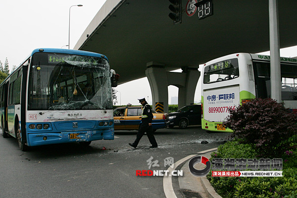 长沙河西两公交相撞 35人受伤高三女生伤重耽