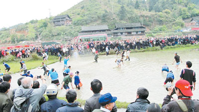 图为歌会活动之一抢鱼塘现场。李勇军 摄