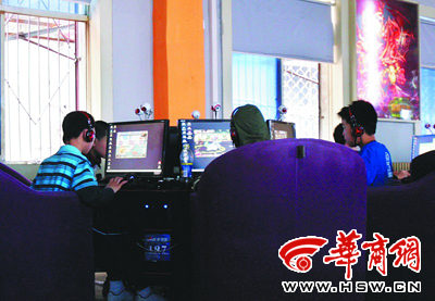 网吧未成年人"包场" 负责人称持有父母身份证