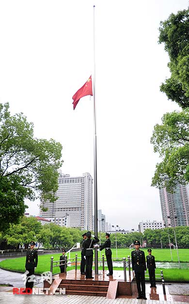 早晨7点49分,湖南省军区大院,为玉树遇难同胞降半旗.