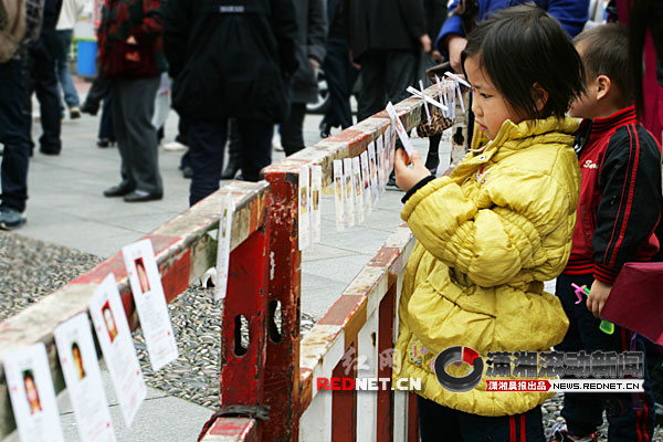 中国寻人第一人发放寻人扑克 失踪家属来长求