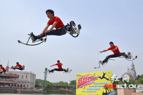 亲密接触小轮车弹跳龙 五一看高手挑战极限