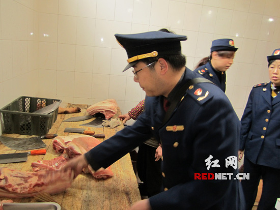 沅陵工商开展肉类市场整治 现场检出注水肉200斤