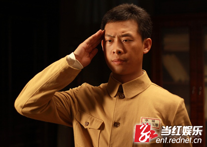 在近期热播荧屏的电视剧《枪声背后》中,虽然还是戎装加身,但张译却