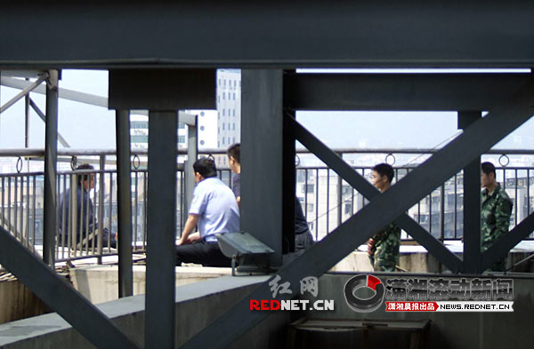 长沙男子坐到五一广场附近7楼顶边 两小时后被