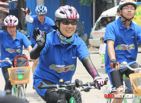 携国宝骑车看世博 铁骑志愿者离湘赴沪(组图)_