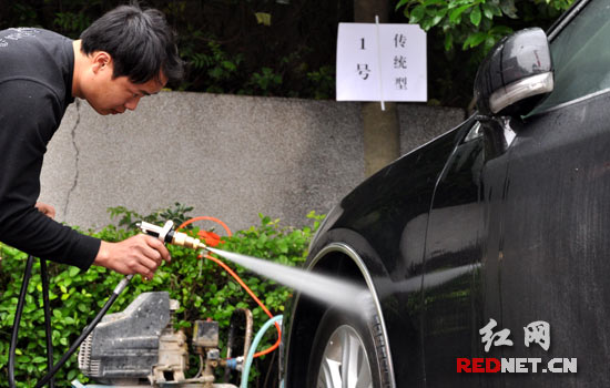 节水明星现场秀绝活:洗车耗水4升用时10分钟