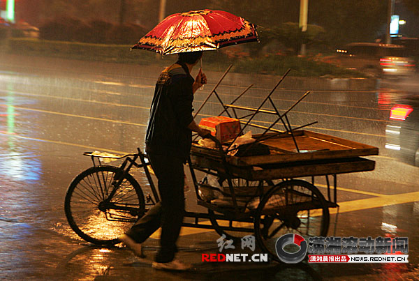 22日前湖南部分地区有连续性暴雨 可能突发地