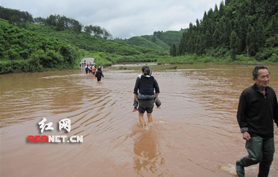 洪水淹没道路 泸溪县老师乐为学生当"渡船"