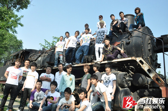 快男成都25强火车头上拍宣传片 信心满满征战
