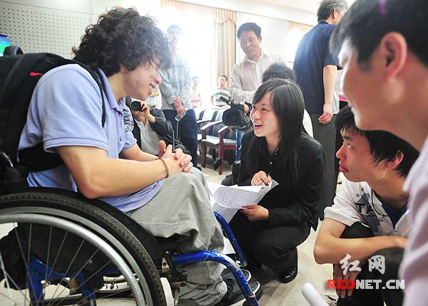 湖南国美签约 每年安排50位残疾人大学生就业