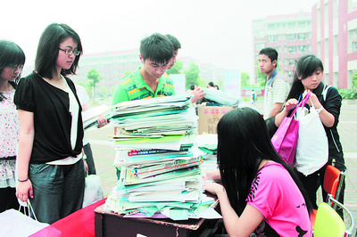 捐赠废旧纸张公益活动走进校园 半月回收废纸