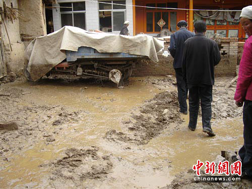 暴雨袭击甘肃临潭县 520人受灾交通受阻(组图