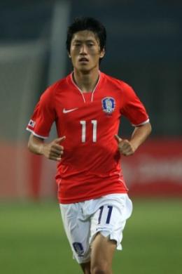 年仅21岁的李青龙被韩国人视为现在韩国足坛