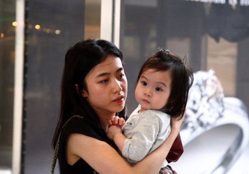 <em>刘銮雄女友</em>孤身携女扫货