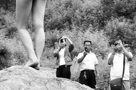 人体模特野外拍<em>艺术照</em> 老人挥舞树枝驱赶(图)