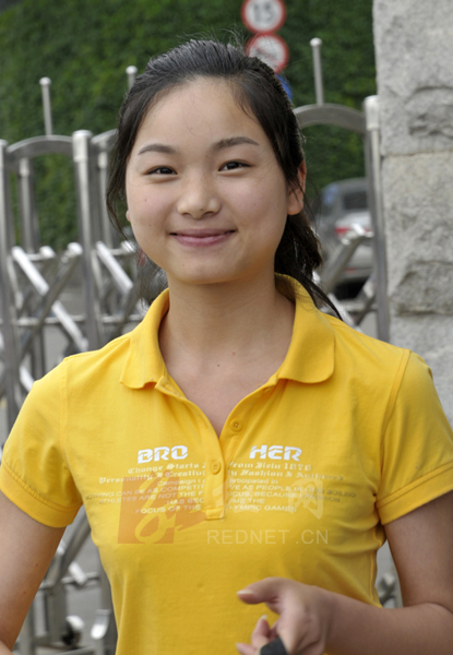 <em>90后美女</em>大学生<em>街头</em>卖苦力