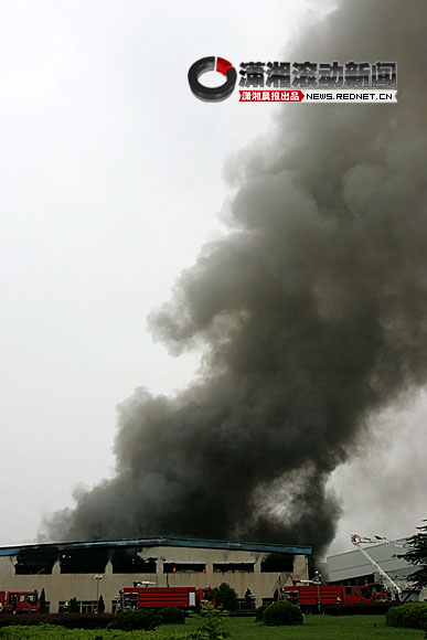 长沙一材料厂仓库起火浓烟滚滚 9台消防车救火