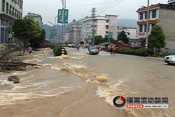 湘西:保靖强降暴雨造成209国道中断[视频]