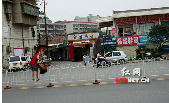 书院路百米中心护栏3缺口 人车翻越横穿险象环