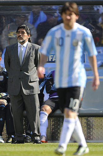 界外 马拉多纳让梅西带领阿根廷冲锋