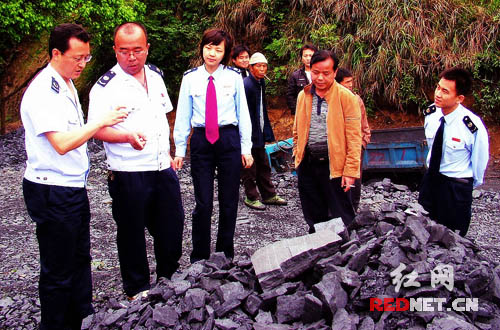 2010.6.22花垣地税税干深入矿山巡查矿产品开采情况