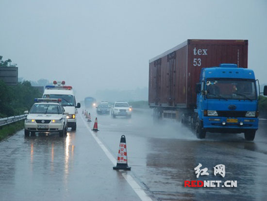 长常高速部分路段积水严重 暴雨期间施工路段
