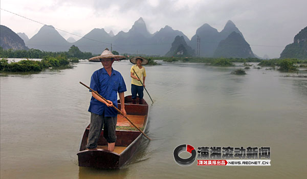 广西桂林一村被洪水包围8天7夜 老人出殡靠小
