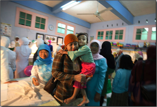 女摄影师:残酷的<em>印尼女子割礼</em>_书画摄影_中国