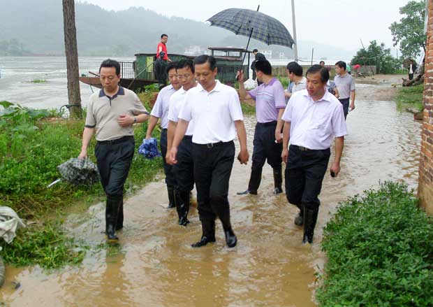 双峰县涟水梓门段堤防告急 行洪区千余人紧急撤离