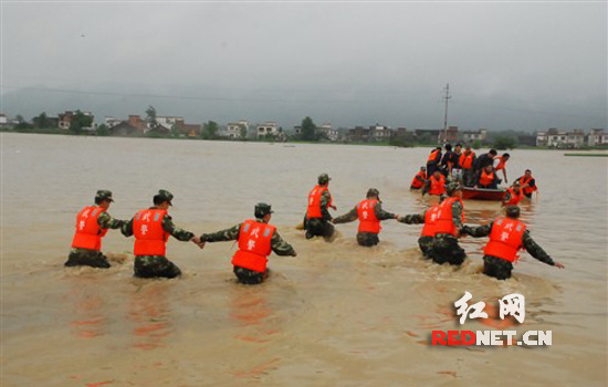 武冈洪水暴涨群众被困 雪峰武警紧急救援(图)