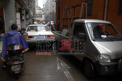 五一广场10条道路单行首日 逆行的以为别人走