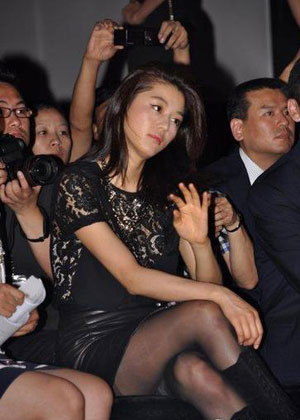 全智贤<em>蕾丝</em>装频甩秀发