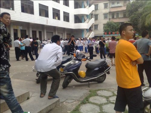 雷州数百学生为保校围攻教育局 市长表态后散