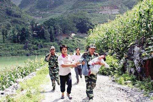 广西凤山县发生3.2级地震 落石砸伤过路女(图)