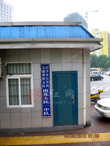 烈日下的十字路口