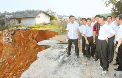 温家宝强调预防山洪和地质灾害