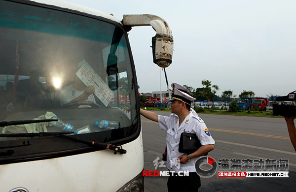 长沙运政交警联合查处黑车 市民可电话举报[