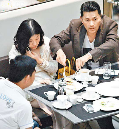 吕良伟与杨小娟商场用餐