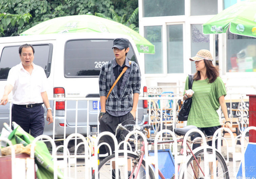 魏晨低调现身医院 密裹严实陷整容门(图)