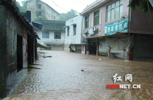 泸溪县良家潭乡遭遇特大暴雨 军民积极抗洪抢险