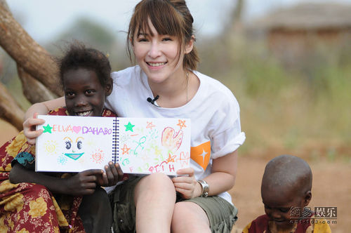 萧亚轩体验非洲难民生活 挖水塘挑水牧羊样样