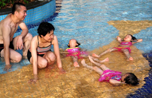三胞胎<em>女孩</em>和父母在<em>游泳</em>池戏水(图)_图片频道