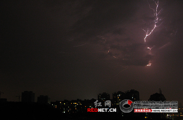 (夜幕下一根闪电将黑色的天空劈成了两半。 图/潇湘晨报滚动新闻记者 殷建军) 红网长沙7月20日讯(潇湘晨报滚动新闻记者 储文静) 今天(20日)下午6点20分,长沙韶山南路一带突然下起了毫无征兆的急雨,突如其来的雨水让路上的行人猝不及防,一下子就淋成了落汤鸡,持续不到一刻钟,雨水便停止了。 让人奇怪的是,跟韶山南路一起降雨的,还有高桥等小范围地区,而识字岭、芙蓉广场、伍家岭、以及汽车西站等地却滴雨未下,甚至连一点雨意也没有。 长沙市气象台专家介绍,这是夏日的局地对流雨,也就是人们常说的牛